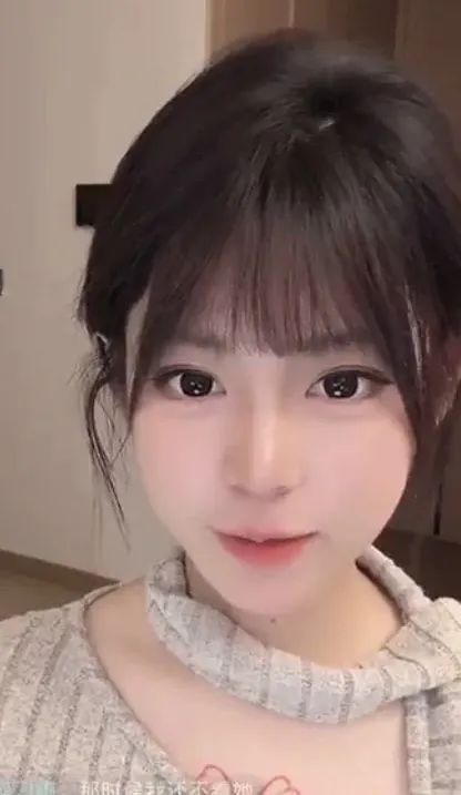 至臻版周淑怡称“看过周淑怡直播，以前挺像精神小妹的”！表示不认识骆歆，网友：她是懂在中专女身上吸血的！