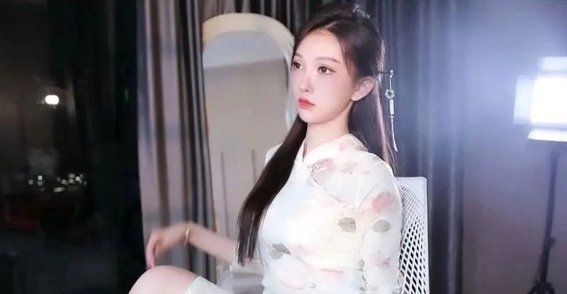 女主播表示直播一晚才赚200块，电费都不够，第二天直接上强度开火车、动感光波等并称：那把分扣完好了！