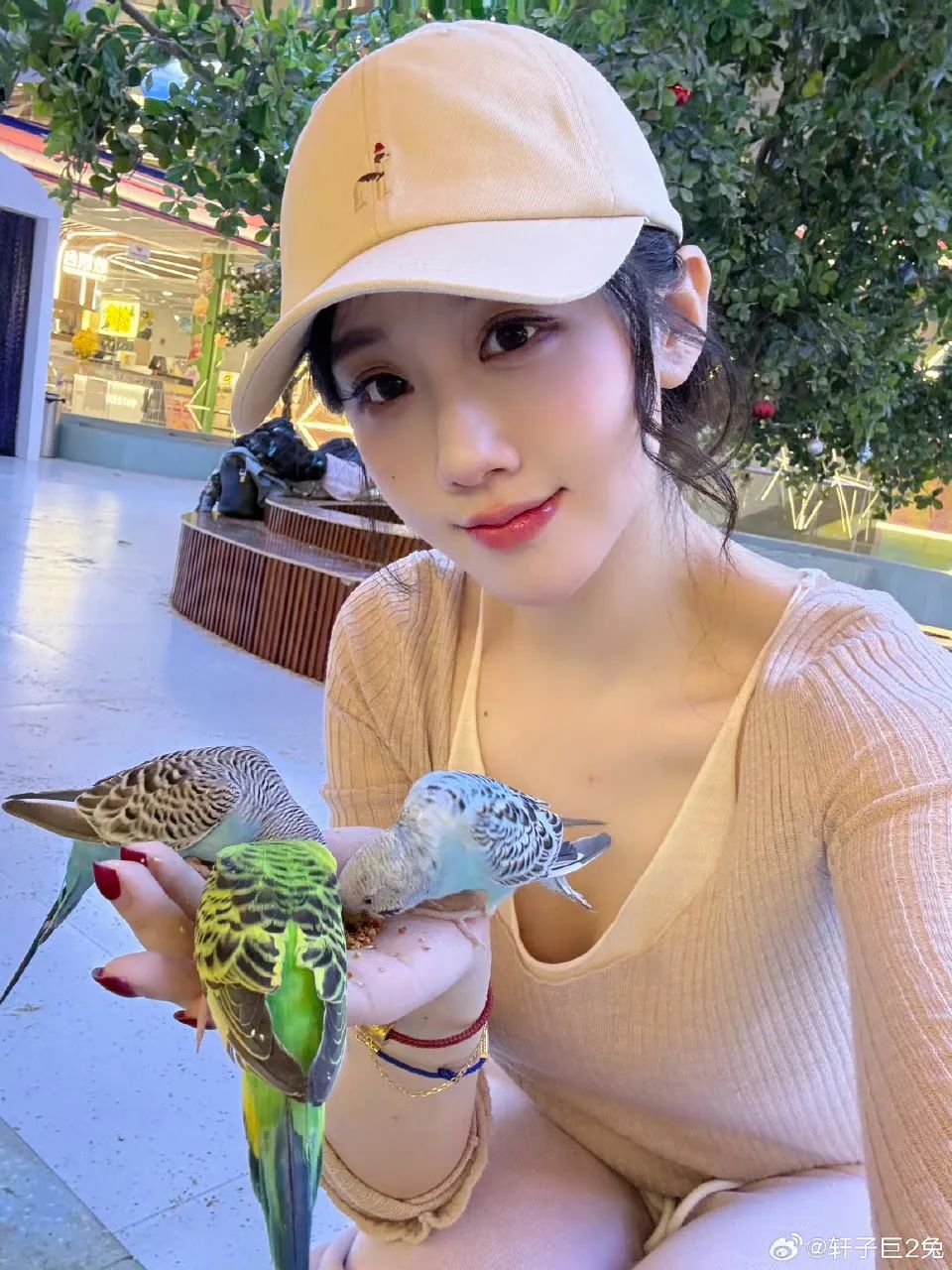 助眠一姐轩子巨2兔国内直播首秀，直播间内背后“喜”字引热议，轩子称没结婚还自曝择偶标准！